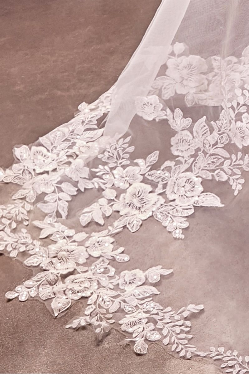 Floral Scalloped Lace Royal Veil