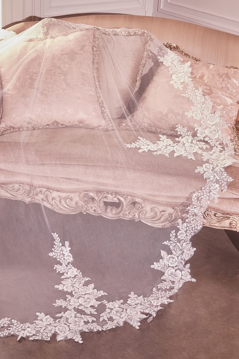 Floral Scalloped Lace Royal Veil